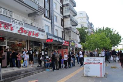Diyarbakır’da bayram arifesinde tatlıcılarda uzun kuyruklar oluştu