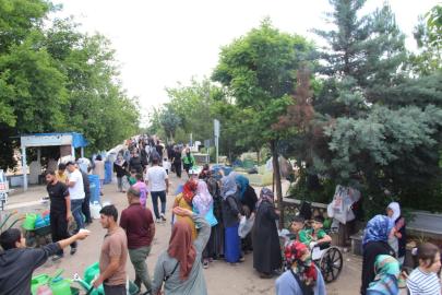 Diyarbakır'da bayram öncesinde mezarlıklarda ziyaretçi yoğunluğu