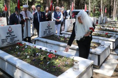 Vali Baydar Bilgihan ve protokol üyeleri şehitliği ziyaret etti