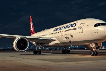 Antalya Havalimanı'nda THY uçağı radar direğine çarptı