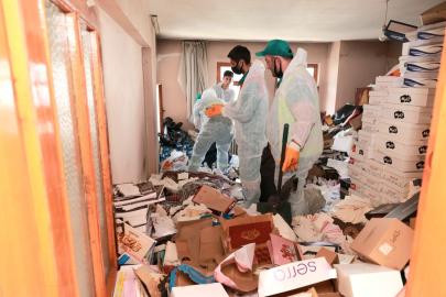 Bursa'da yıllardır temizlenmeyen evden 20 ton çöp çıktı