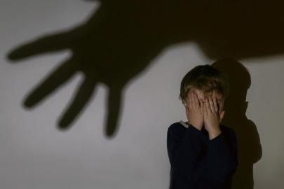 Çocuklara fiziksel şiddet, daha düşük eğitim seviyesi ve davranış sorunlarıyla bağlantılı