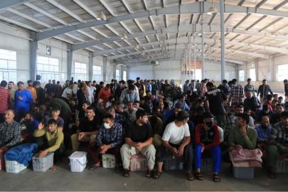 İran, 408 mahkumu Afganistan'a teslim etti