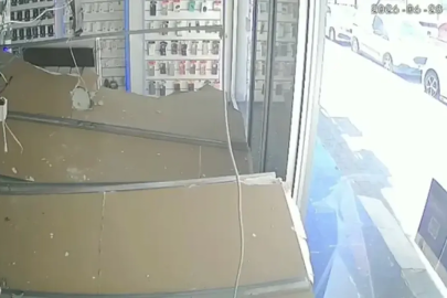 İş yerinin asma tavanı böyle çöktü