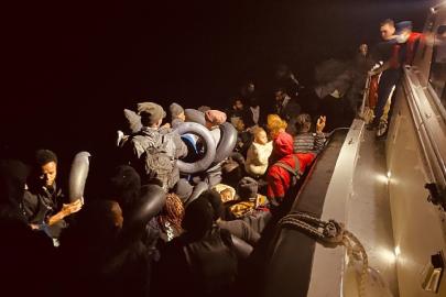 İzmir açıklarında 43 düzensiz göçmen yakalandı