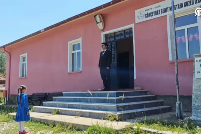 Okulun tek öğrencisi karnesini aldı