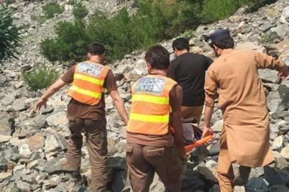 Pakistan'da turistleri taşıyan araç uçuruma yuvarlandı: 7 ölü