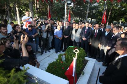 15 Temmuz kahramanı şehit Ömer Halisdemir'in kabrinde tören düzenlendi