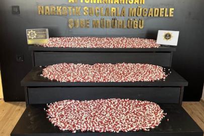 Afyonkarahisar'da şüpheli kargoda 16 bin sentetik ecza yakalandı