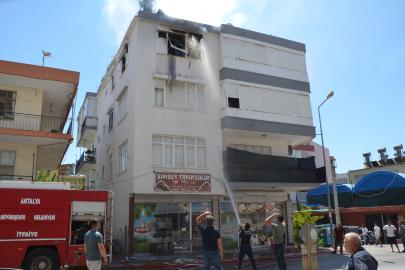 Dairedeki yangını itfaiye söndürdü