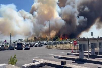 Fransa'da Havalimanı yakınındaki yangında iki itfaiyeci öldü, uçuşlar durduruldu