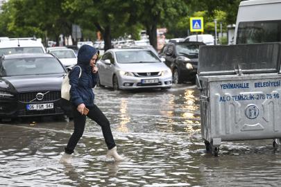 Harita turuncu ve sarıya boyandı, yaz ortasında kış yaşanıyor | Sıcaklık sert düştü, İstanbul ve Ankara'da yollar göle döndü