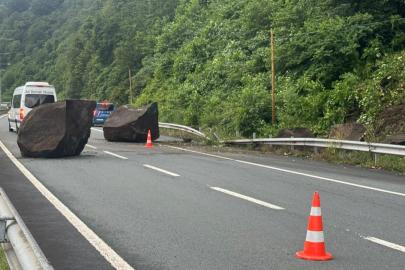 Kopan dev kayalar Karadeniz Sahil Yolu’nu kapattı