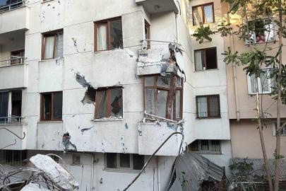 Küçükçekmece’de yıkım paniği. Binanın bir bölümü yan apartmana devrildi