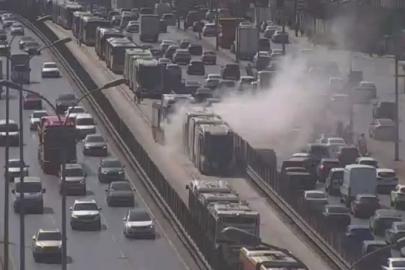 Metrobüste yangın paniği. Bir anda dumanlar yükseldi