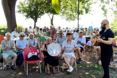 Muratpaşa'da yaşlılar türkülerle buluşuyor
