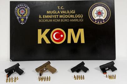 Polisten kaçan 4 şüpheli, ruhsatsız tabancalarla yakalandı
