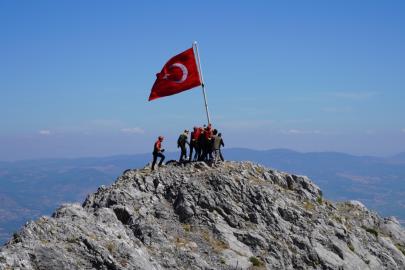 Spil'in zirvesindeki 15 Temmuz töreninde gaziler Türk bayrağını göndere çekti