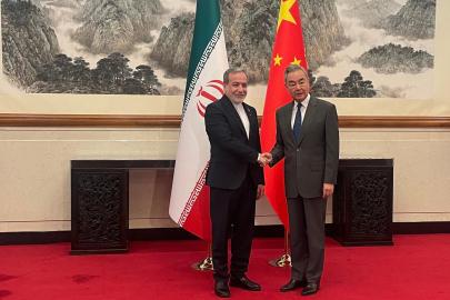 Abbas Arakçi ve Wang Yi Pekin'de bir araya geldi