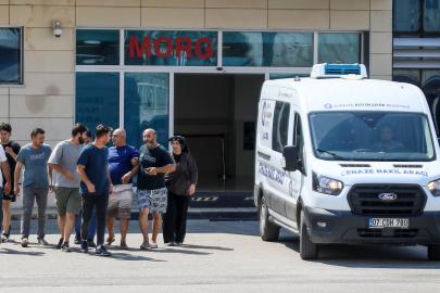 Ağaca çarpan otomobildeki sağlık çalışanı öldü, kardeşi ağır yaralandı (2)