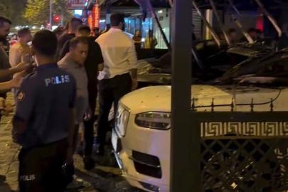 Oto galerideki yangın apartmana sıçradı, 4 araç zarar gördü